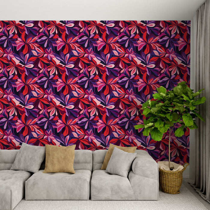 Un salon moderne avec un papier peint floral aux teintes vibrantes de rouge, violet et rose, créant une ambiance dynamique et chaleureuse.