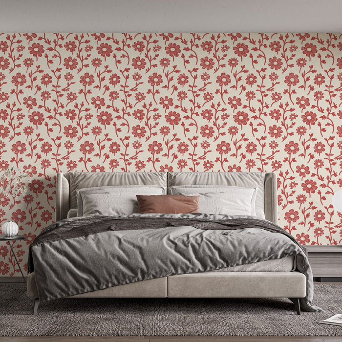 Une chambre élégante avec un papier peint floral rouge sur fond crème, créant une atmosphère chaleureuse et accueillante.