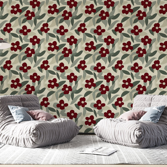 Un salon moderne avec un papier peint floral aux motifs rouges et verts sur fond beige, créant une atmosphère chaleureuse et accueillante.