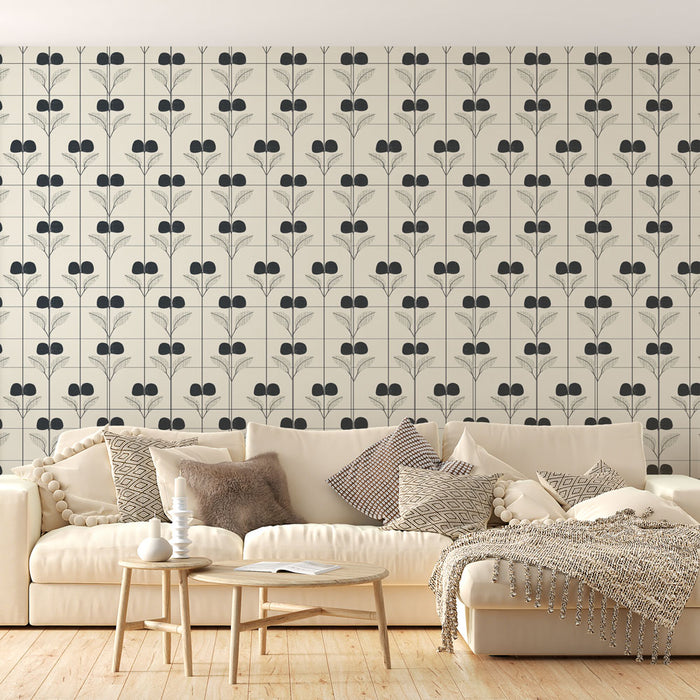 Un salon lumineux avec un papier peint floral beige et noir, présentant des motifs de fleurs stylisées, créant une ambiance douce et moderne.
