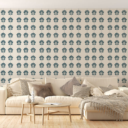 Un salon lumineux avec un papier peint floral beige et bleu, aux motifs délicats de fleurs stylisées, créant une ambiance douce et accueillante.