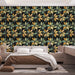 Une chambre moderne avec un papier peint floral aux motifs colorés de feuilles vertes, jaunes et brunes sur fond noir, créant une atmosphère chaleureuse et dynamique.