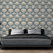 Une chambre moderne avec un papier peint floral aux motifs délicats beige et bleu, créant une ambiance élégante et apaisante.