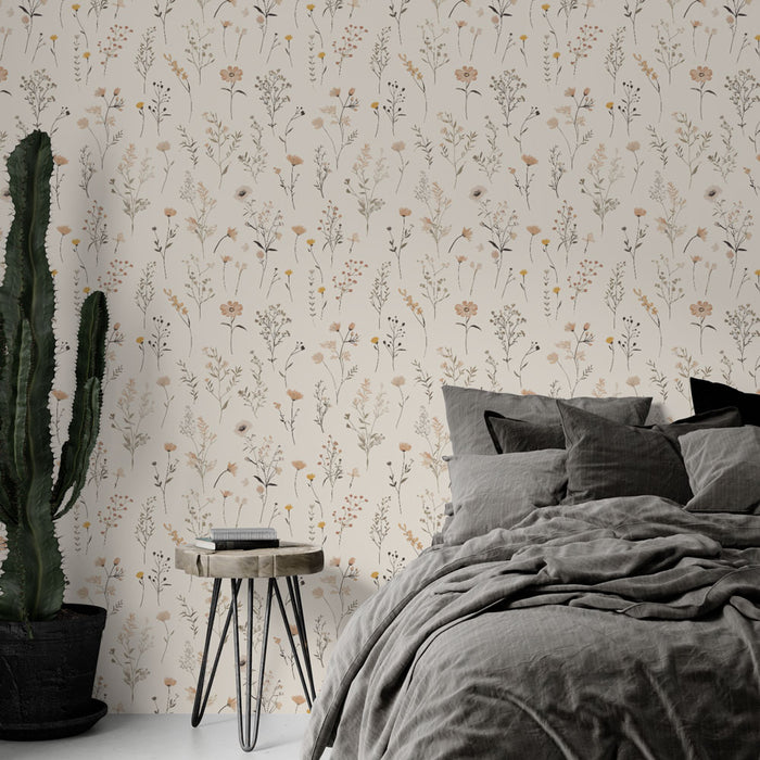 Une chambre apaisante avec un papier peint floral aux teintes douces de beige et de pastel, créant une atmosphère naturelle et chaleureuse.