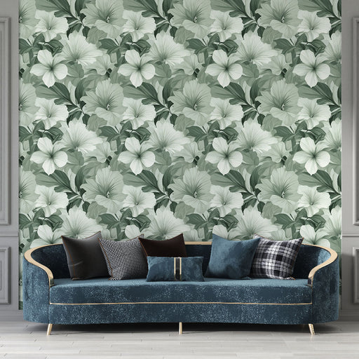 Un salon élégant avec un papier peint floral aux teintes vertes et blanches, évoquant une atmosphère fraîche et apaisante.