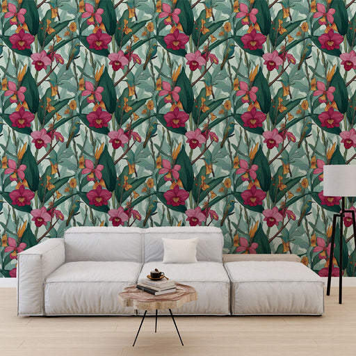 Un salon moderne avec un papier peint floral aux motifs colorés de fleurs roses et jaunes sur fond vert, créant une ambiance fraîche et vivante.