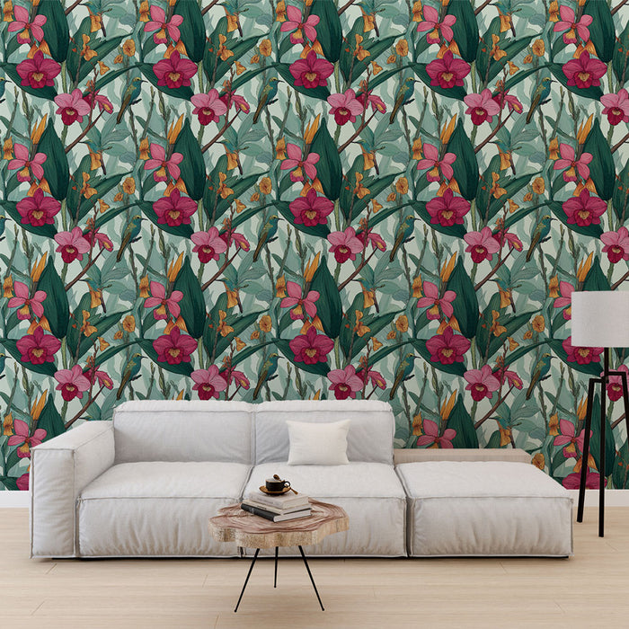 Un salon moderne avec un papier peint floral aux motifs colorés de fleurs roses et jaunes sur fond vert, créant une ambiance fraîche et vivante.