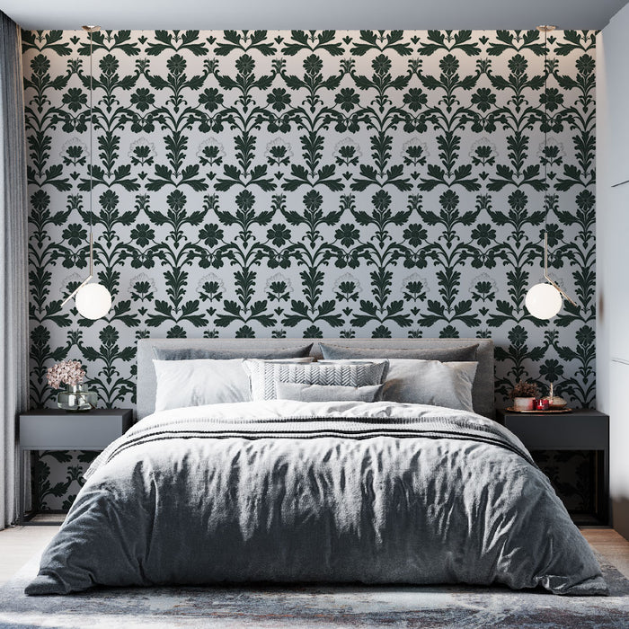 Une chambre élégante avec un papier peint floral vert foncé sur fond clair, créant une atmosphère apaisante et raffinée.