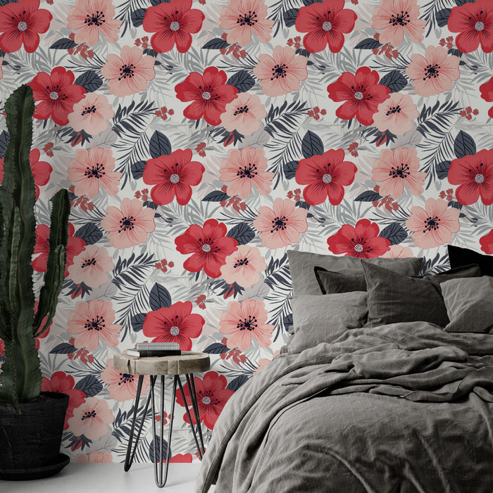 Une chambre moderne avec un papier peint floral aux motifs vibrants de fleurs rouges et roses sur fond clair, créant une ambiance chaleureuse et accueillante.