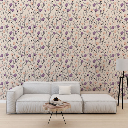 Un salon moderne avec un papier peint floral aux motifs délicats de fleurs violettes et roses sur fond beige, créant une ambiance douce et chaleureuse.