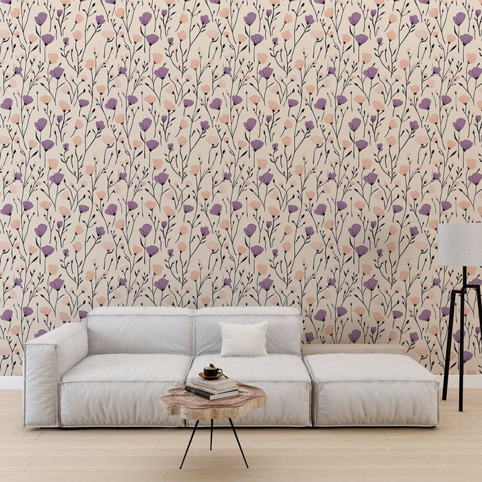 Un salon moderne avec un papier peint floral aux motifs délicats de fleurs violettes et roses sur fond beige, créant une ambiance douce et chaleureuse.
