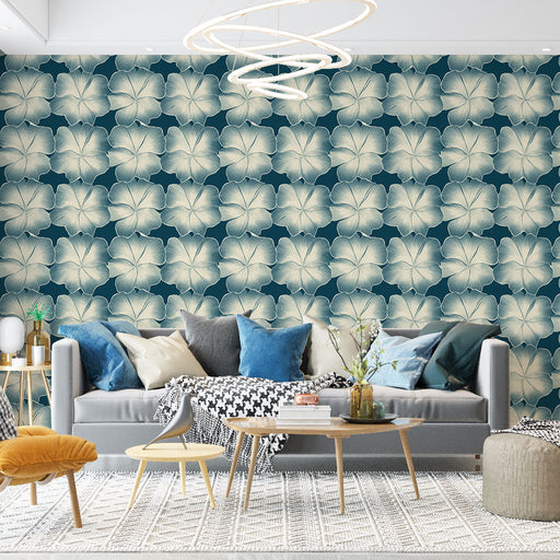 Un salon moderne avec un papier peint floral bleu marine et crème présentant de grandes fleurs stylisées, créant une ambiance tropicale et apaisante.