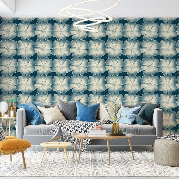 Un salon moderne avec un papier peint floral bleu marine et crème présentant de grandes fleurs stylisées, créant une ambiance tropicale et apaisante.