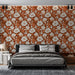 Une chambre moderne avec un papier peint floral aux grandes fleurs blanches sur fond terracotta, créant une ambiance chaleureuse et accueillante.