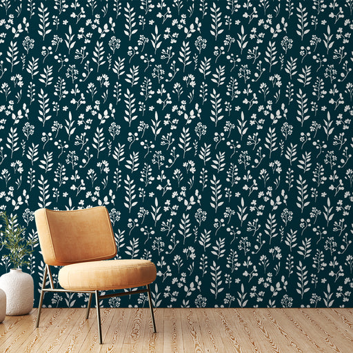 Une pièce moderne avec un papier peint floral bleu nuit et blanc, présentant des motifs délicats de fleurs et de feuillages, créant une ambiance apaisante et élégante.