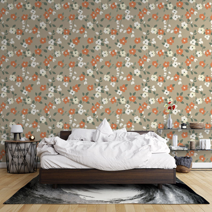 Une chambre chaleureuse avec un papier peint floral beige orné de fleurs blanches et orange, créant une ambiance douce et accueillante.