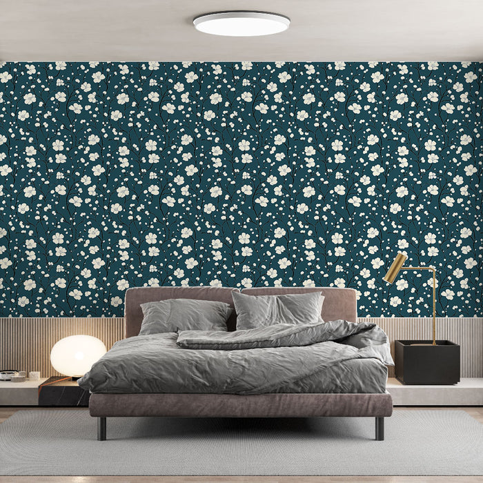 Une chambre moderne avec un papier peint floral bleu canard orné de délicates fleurs blanches, créant une atmosphère apaisante et élégante.