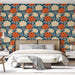 Une chambre élégante avec un papier peint floral bleu marine orné de grandes fleurs orange et crème, créant une ambiance chaleureuse et accueillante.