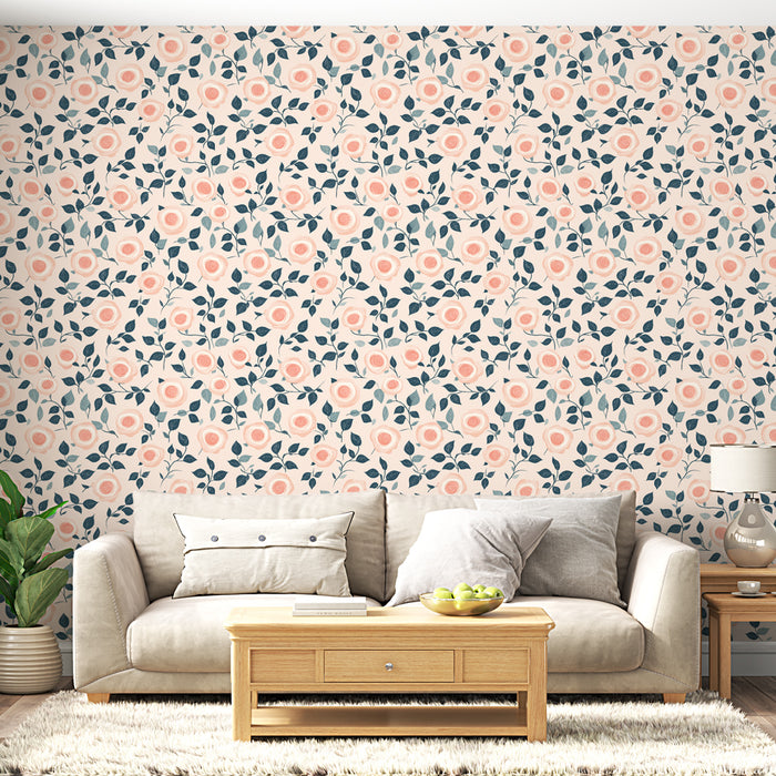 Un salon lumineux avec un papier peint floral aux roses pastel et feuillage vert foncé créant une ambiance douce et accueillante.
