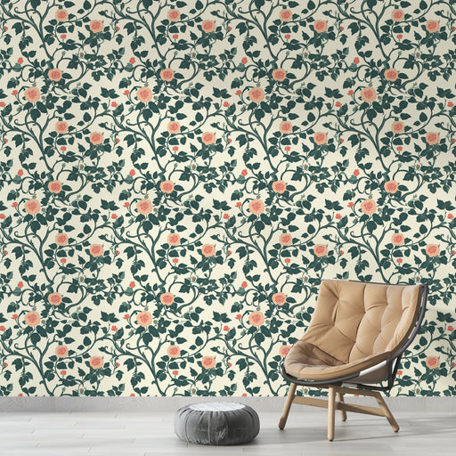 Un salon moderne avec un papier peint floral aux motifs de roses corail et feuillage vert sur fond clair, créant une ambiance chaleureuse et accueillante.