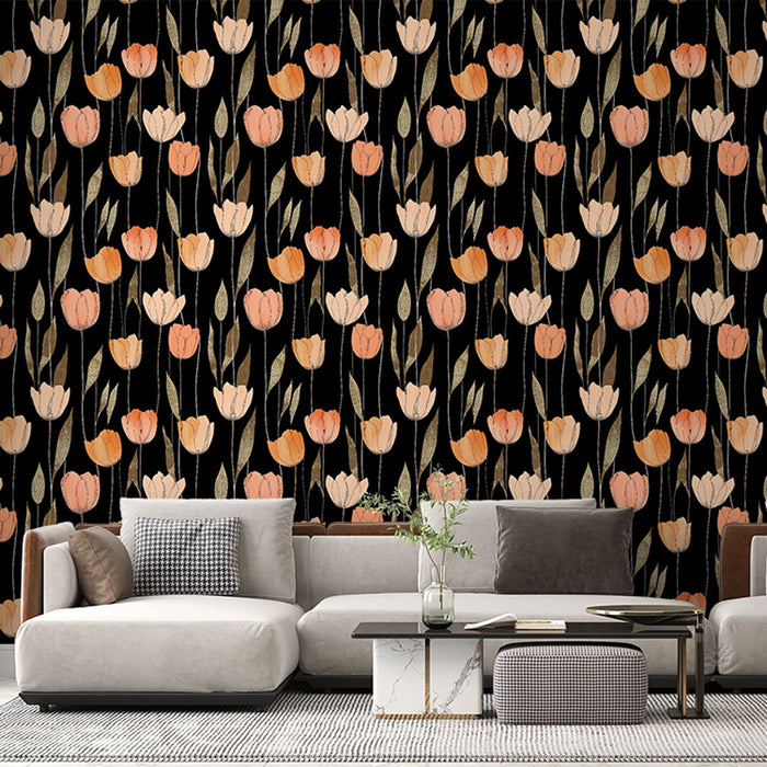 Un salon contemporain avec un papier peint floral sur fond noir, présentant des tulipes aux teintes douces et chaleureuses qui créent une atmosphère accueillante et élégante.