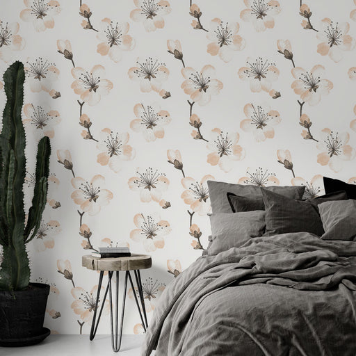 Une chambre moderne avec un papier peint floral aux motifs de fleurs blanches et pêche sur fond clair, créant une ambiance douce et apaisante.