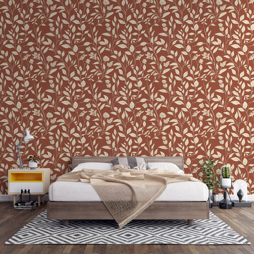 Une chambre moderne avec un papier peint floral aux motifs beige sur fond terracotta, créant une ambiance chaleureuse et accueillante.