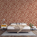 Une chambre moderne avec un papier peint floral aux motifs beige sur fond terracotta, créant une ambiance chaleureuse et accueillante.