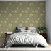 Une chambre apaisante avec un papier peint floral beige aux motifs délicats sur fond vert, créant une atmosphère douce et naturelle.