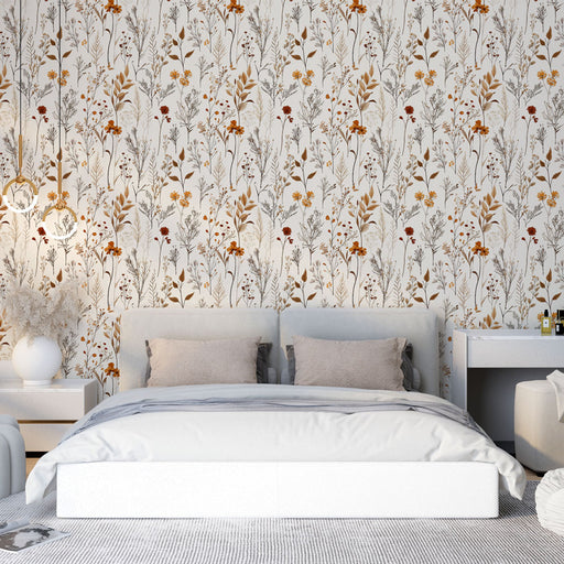 Une chambre apaisante avec un papier peint floral aux motifs délicats de fleurs et de feuillages dans des teintes chaudes de rouge, orange et beige.