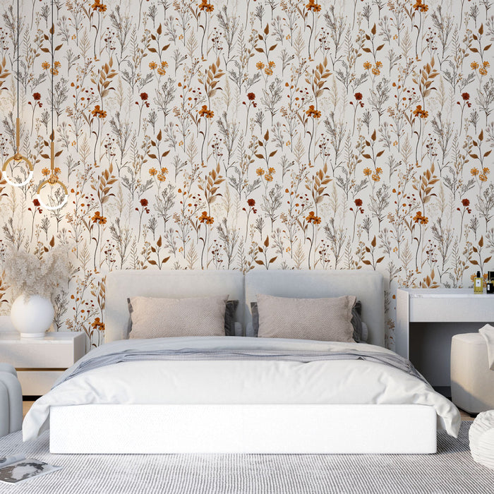 Une chambre apaisante avec un papier peint floral aux motifs délicats de fleurs et de feuillages dans des teintes chaudes de rouge, orange et beige.