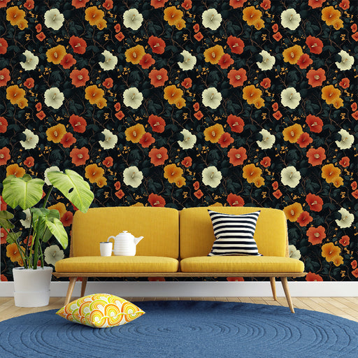 Un salon lumineux avec un papier peint floral aux teintes vives de rouge, orange et crème sur fond noir, créant une ambiance chaleureuse et accueillante.