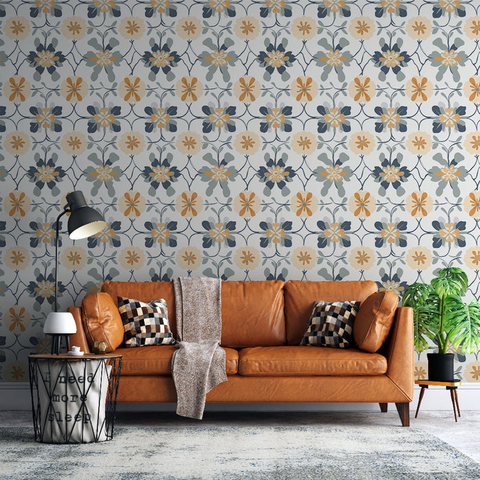 Un salon moderne avec un papier peint floral aux teintes douces de bleu, jaune et beige, créant une ambiance chaleureuse et accueillante.