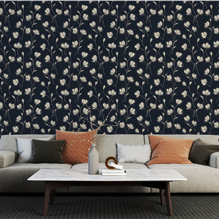 Un salon élégant avec un papier peint floral sur fond bleu nuit, aux motifs délicats de fleurs blanches, créant une atmosphère apaisante et raffinée.
