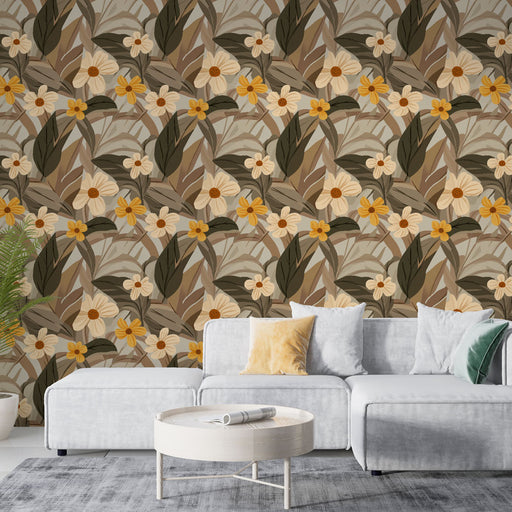 Un salon moderne avec un papier peint floral aux motifs de fleurs jaunes et feuilles vertes sur un fond beige, créant une ambiance chaleureuse et accueillante.