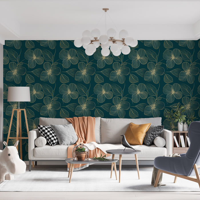 Un salon élégant avec un papier peint floral sur fond vert profond, orné de motifs dorés délicats qui apportent une atmosphère chaleureuse et raffinée.