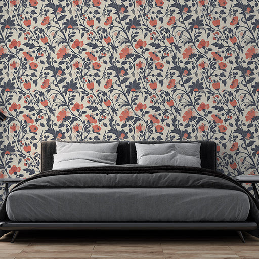 Une chambre moderne avec un papier peint floral aux motifs délicats de fleurs rouges et bleues sur fond crème, créant une ambiance chaleureuse et accueillante.