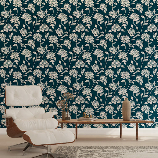 Un salon élégant avec un papier peint floral bleu nuit et blanc, aux motifs délicats de fleurs stylisées, créant une atmosphère apaisante et moderne.