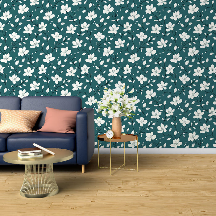 Un salon contemporain avec un papier peint floral bleu-vert orné de délicates fleurs blanches, créant une ambiance fraîche et accueillante.