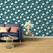 Un salon contemporain avec un papier peint floral bleu-vert orné de délicates fleurs blanches, créant une ambiance fraîche et accueillante.