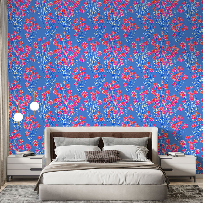 Une chambre moderne avec un papier peint floral bleu vif orné de fleurs rouges et roses, créant une ambiance joyeuse et dynamique.