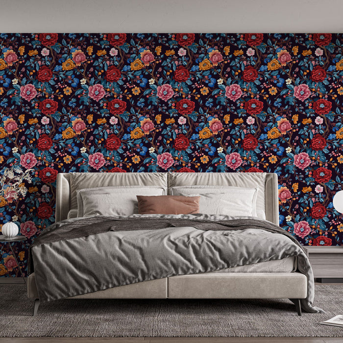 Une chambre moderne avec un papier peint floral aux teintes vives de roses et de bleus sur fond sombre, créant une atmosphère chaleureuse et accueillante.