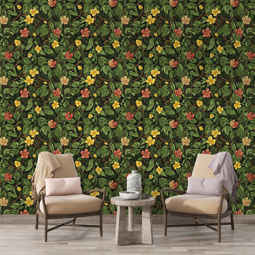 Une pièce élégante avec un papier peint floral sur fond noir, orné de feuilles vertes et de fleurs jaunes et roses, créant une atmosphère chaleureuse et accueillante.