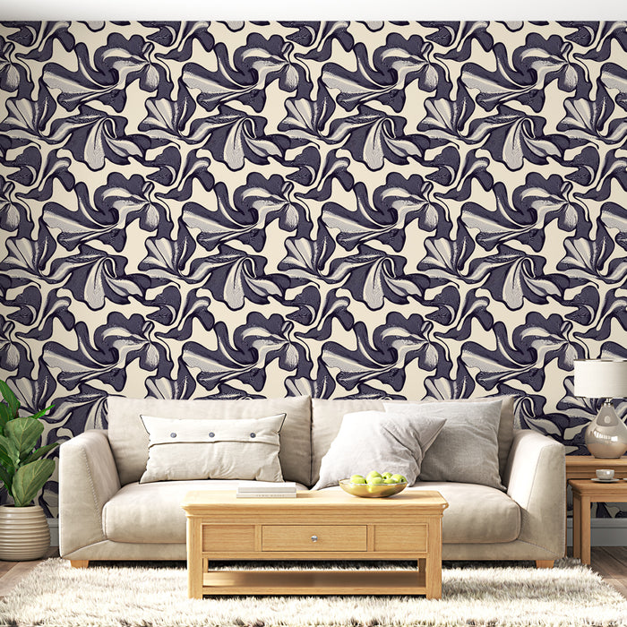 Un salon moderne avec un papier peint abstrait aux motifs fluides bleu marine sur fond crème, créant une ambiance élégante et artistique.