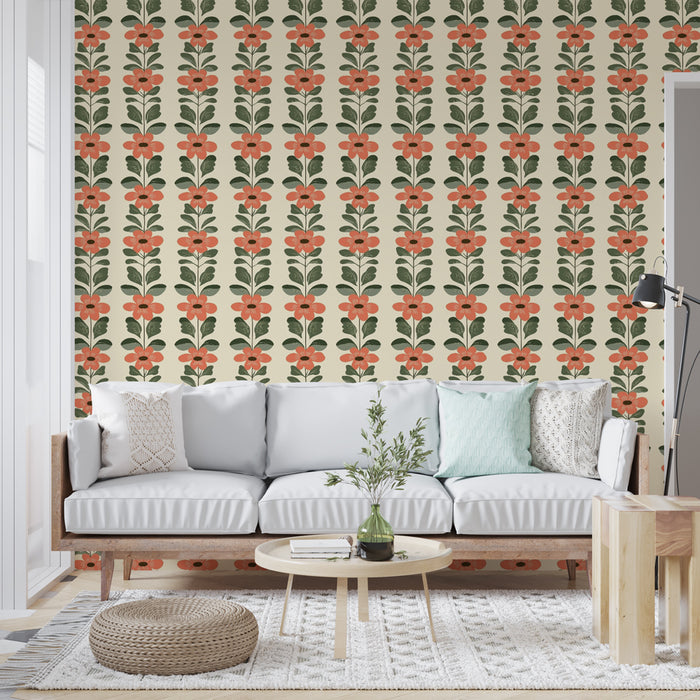 Un salon lumineux avec un papier peint floral aux motifs de fleurs corail et feuillages verts sur fond crème, créant une ambiance chaleureuse et accueillante.