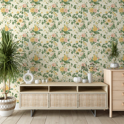 Une pièce lumineuse avec un papier peint floral aux roses roses et jaunes sur fond crème, créant une atmosphère douce et romantique.