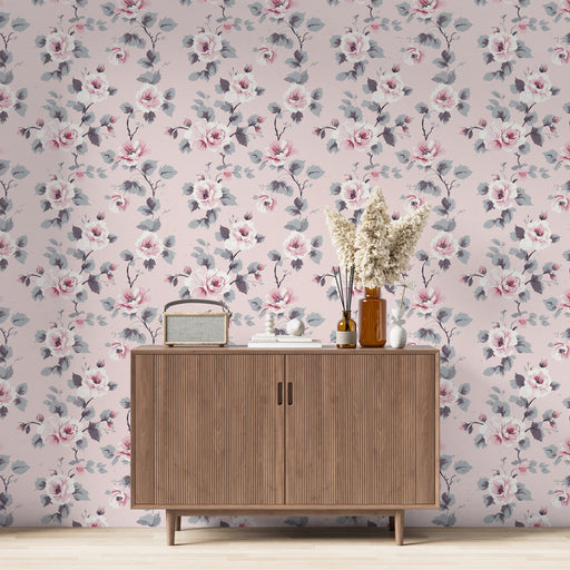 Une pièce moderne avec un papier peint floral rose aux motifs de roses délicates et feuillages, créant une ambiance douce et romantique.