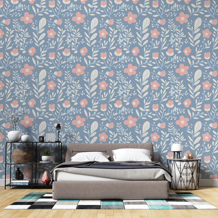 Une chambre moderne avec un papier peint floral bleu clair orné de motifs de fleurs roses et de feuillages, créant une ambiance douce et accueillante.