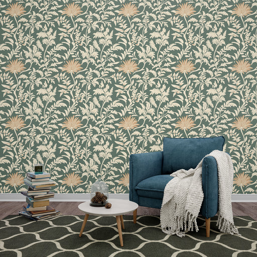 Un salon chaleureux avec un papier peint floral aux motifs délicats de fleurs beige et dorées sur fond vert, créant une atmosphère apaisante et élégante.