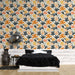 Une chambre moderne avec un papier peint floral aux motifs colorés orange, rose et noir sur fond clair, créant une ambiance joyeuse et accueillante.